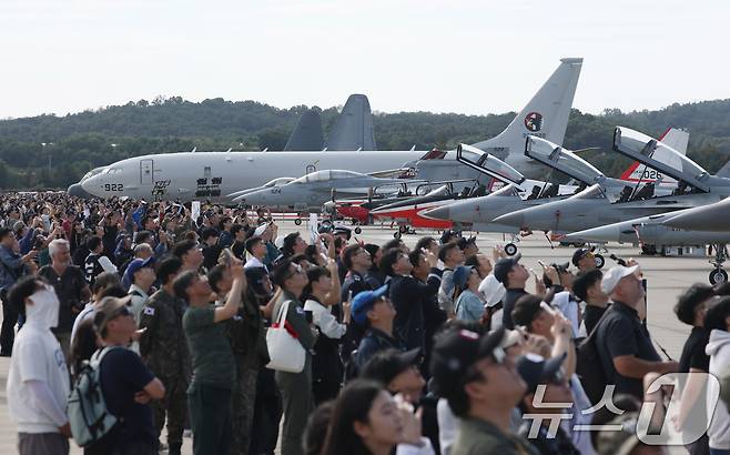 17일 경기 성남시 수정구 서울공항에서 열린 '서울 국제 항공우주 및 방위산업 전시회'(서울 ADEX 2025)'에 다양한 전투기가 전시돼 있다. 2025.10.17/뉴스1 ⓒ News1 김영운 기자