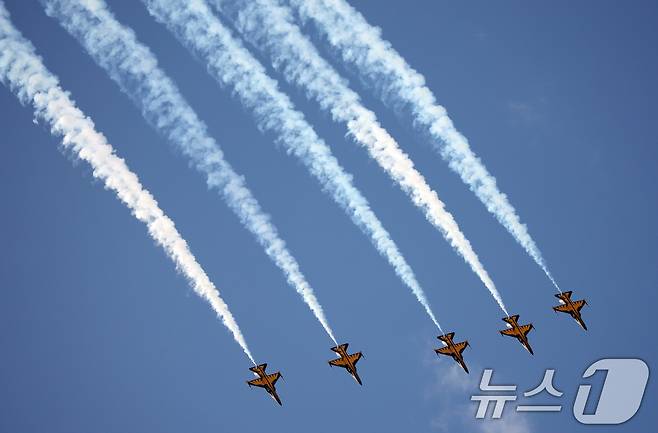 17일 경기 성남시 수정구 서울공항에서 열린 '서울 국제 항공우주 및 방위산업 전시회'(서울 ADEX 2025)'에서 공군 특수비행팀 블랙이글스가 화려한 에어쇼를 선보이고 있다. 2025.10.17/뉴스1 ⓒ News1 김영운 기자