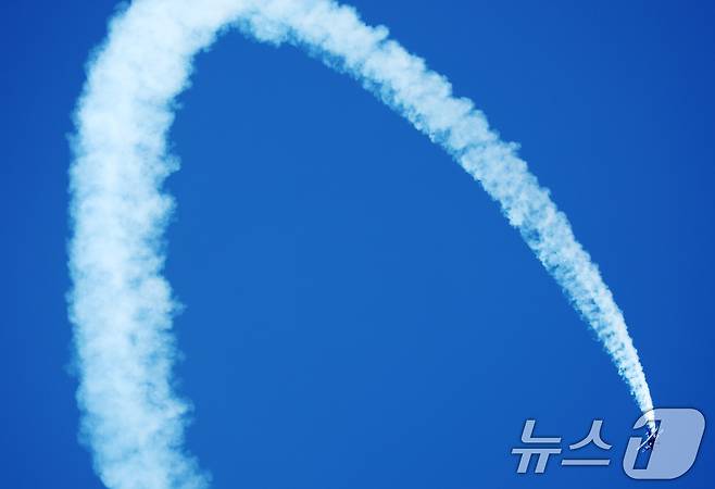 17일 경기 성남시 수정구 서울공항에서 열린 '서울 국제 항공우주 및 방위산업 전시회'(서울 ADEX 2025)'에서 호주 곡예비행팀 폴 베넷이 화려한 에어쇼를 선보이고 있다. ⓒ News1 김영운 기자