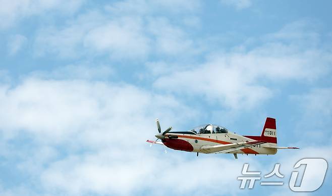 17일 경기 성남시 수정구 서울공항에서 열린 '서울 국제 항공우주 및 방위산업 전시회'(서울 ADEX 2025)'에서 공군 KT-1이 화려한 공중 기동을 선보이고 있다. 2025.10.17/뉴스1 ⓒ News1 김영운 기자