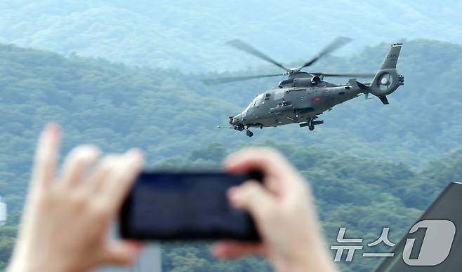 17일 경기 성남시 수정구 서울공항에서 열린 '서울 국제 항공우주 및 방위산업 전시회'(서울 ADEX 2025)'에서 공군 LAH가 화려한 공중 기동을 선보이고 있다. 2025.10.17/뉴스1 ⓒ News1 김영운 기자