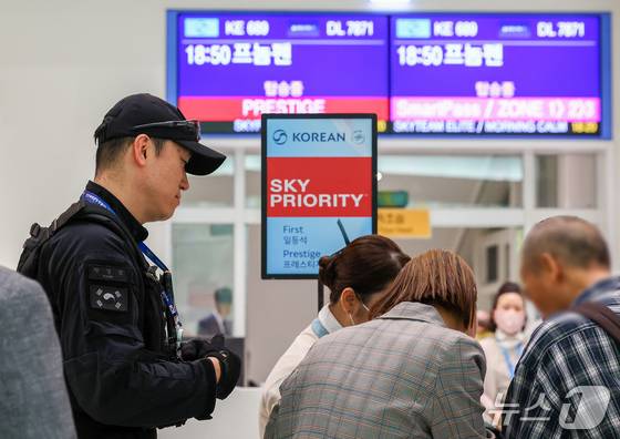 캄보디아에서 한국인 납치·구금 사태가 발생해 논란을 빚고 있는 가운데 15일 인천국제공항 제2여객터미널 탑승구에서 인천국제공항 경찰단 대테러기동대 대원들과 안보팀 관계자들이 캄보디아행 항공편 한국인 승객들을 대상으로 위험방지를 위해 질의응답 등 안전활동을 하고 있다. (인천국제공항 제공.재판매 및 DB금지)
