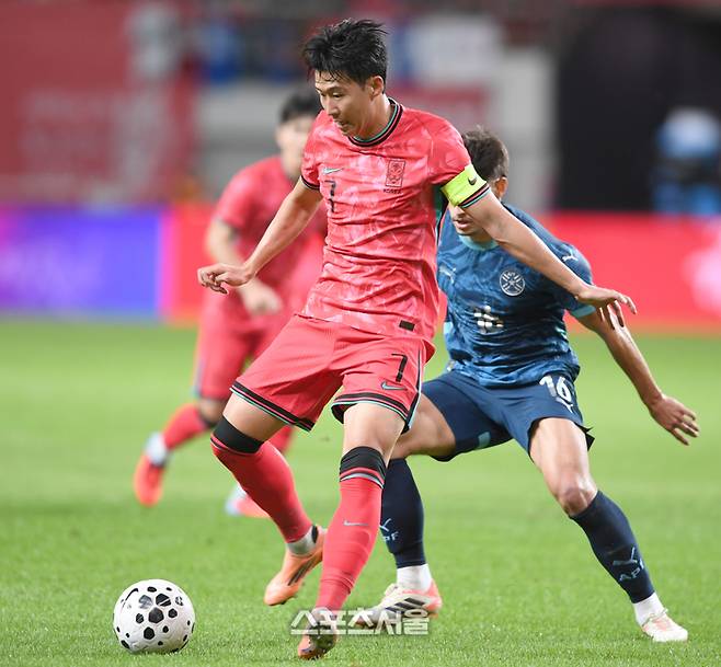 손흥민이 14일 서울월드컵경기장에서 열린 남자 축구 국가대표 평가전 파라과이와 경기에서 드리블을 하고 있다. 2025. 10. 14. 최승섭기자 thunder@sportsseoul.com
