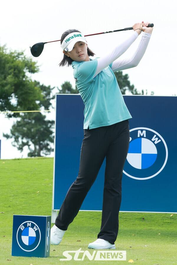 에스더 권이 17일 전남 해남군 파인비치 골프링크스(파72·6천785야드)에서 미국 여자프로골프(LPGA) 투어 BMW 레이디스 챔피언십 2라운드 10번 홀에서 티샷을 하고 있다. /사진=STN 뉴스