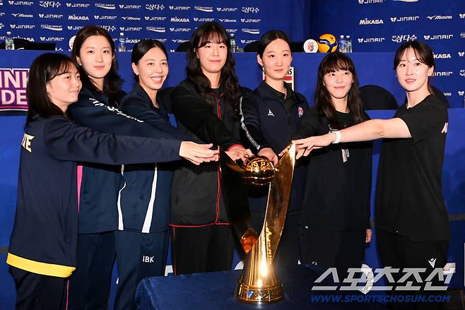 16일 리베라호텔에서 열린 V리그 여자부 미디어데이. 미디어데이에 참석한 7개구단 선수들이 우승 트로피와 함께 포즈를 취하고 있다. 왼쪽부터 현대건설 김다인, 흥국생명 이다현, IBK기업은행 육서영, 정관장 정호영, 한국도로공사 김세빈, GS칼텍스 유서연, 페퍼저축은행 고예림. 허상욱 기자wook@sportschosun.com/2025.10.16/
