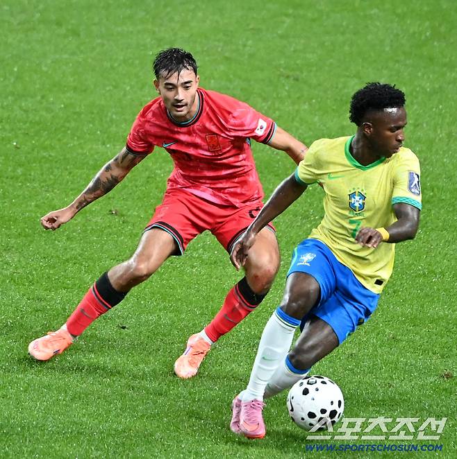 10일 서울월드컵경기장에서 열린 대한민국 축구대표팀과 브라질의 A매치 평가전, 카스트로프가 수비를 펼치고 있다. 상암=허상욱 기자wook@sportschosun.com/2025.10.10/