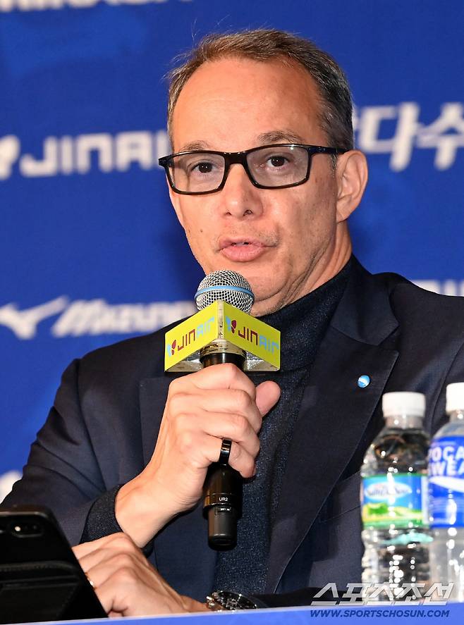 15일 리베라호텔에서 열린 V리그 남자부 미디어데이, 우리카드 마우리시오 파에스 감독이 인사말을 하고 있다. 허상욱 기자wook@sportschosun.com/2025.10.15/