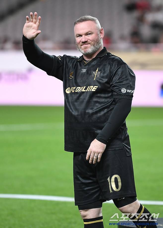 '2025 아이콘매치: 창의 귀환, 반격의 시작' 이벤트 매치가 13일 오후 서울 상암월드컵경기장에서 열렸다. 루니가 입장해 인사하고 있다. 상암=정재근 기자 cjg@sportschosun.com/2025.9.13/