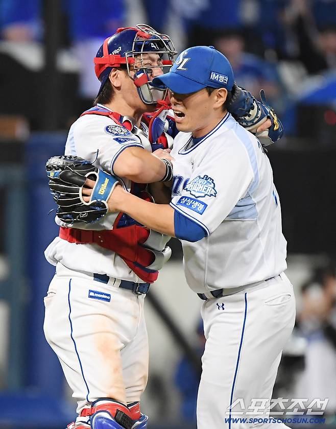 14일 대구 라이온즈파크에서 열린 SSG와 삼성의 준PO 4차전. 삼성이 5대2로 승리하며 시리즈 전적 3승 1패로 플레이오프에 진출했다. 김재윤과 강민호가 감격스럽게 포옹하고 있다. 대구=정재근 기자 cjg@sportschosun.com/2025.10.14/