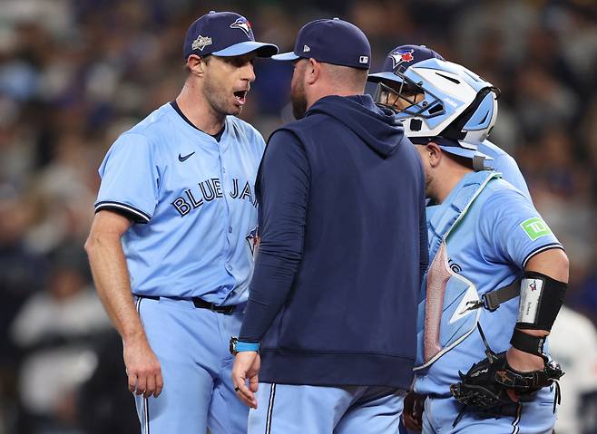 토론토 블루제이스 맥스 슈어저가 17일(한국시각) T모바일파크에서 열린 시애틀 매리너스와의 ALCS 4차전서 5회 투구  도중 존 슈나이더 감독이 마운드에 오르자 교체 지시를 거부하고 있다. Imagn Images연합뉴스