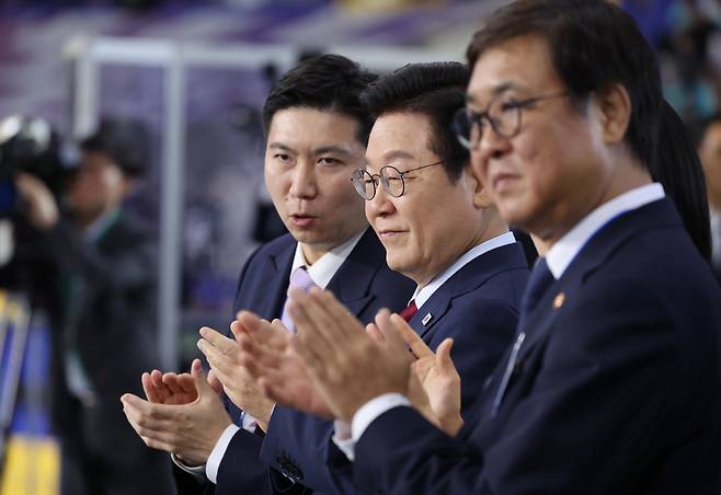 이재명 대통령이 17일 부산아시아드주경기장에서 열린 전국체전 개막식에서 유승민 대한체육회장의 설명을 들으며 선수단 입장을 지켜보고 있다. 2<저작권자(c) 연합뉴스, 무단 전재-재배포, AI 학습 및 활용 금지>