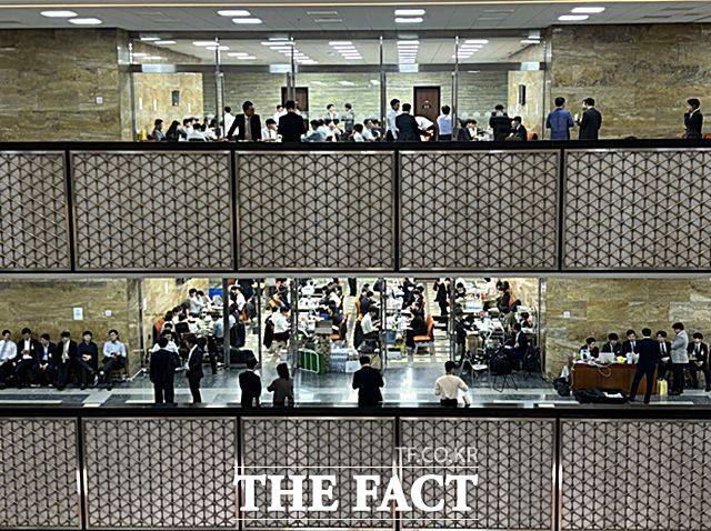 16일 서울 여의도 국회에서 국정감사가 이어지고 있는 가운데 피감기관 담당자들이 '무한 대기'하고 있다. /국회=이하린 기자