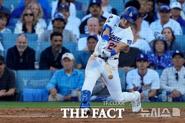 LA 다저스 토미 에드먼이 17일(한국시간) 밀워키와의 내셔널리그 챔피언십시리즈 3차전서 6회말 결승타를 때리고 있다. /로스앤젤레스=AP.뉴시스