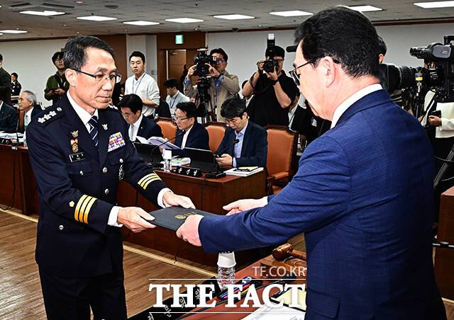 신정훈 행안위원장에게 선서문 제출하는 유재성 경찰청장 직무대행.