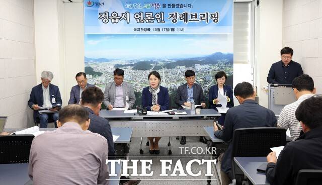 정읍시는 17일 김행숙 복지환경국장 주재로 언론인 정례브리핑을 열고, 시민 중심의 생활 체감형 사업들을 소개하며 '시민 중심 으뜸 정읍'을 향한 구체적인 청사진을 제시했다. /정읍시