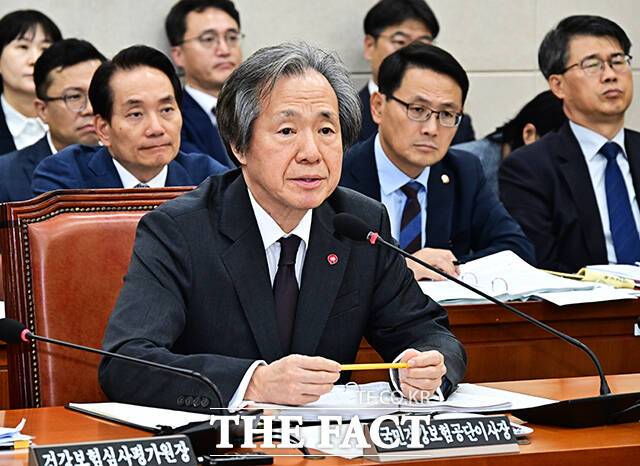 정기석 국민건강보험공단 이사장이 17일 오후 서울 여의도 국회 보건복지위원회에서 열린 건강보험공단과 건강보험심사평가원에 대한 국정감사에 출석해 질의에 답변을 하고 있다. /국회=배정한 기자