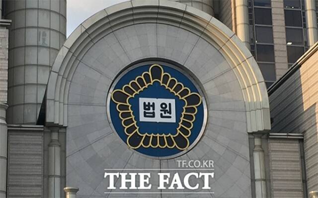 종합소득세 부과 처분 취소 청구 소송 2심 재판부는 '윤관 대표가 가족들과 생계를 같이하지 않았다'는 주장에 대해 납득되지 않는다는 반응을 보였다. /더팩트 DB