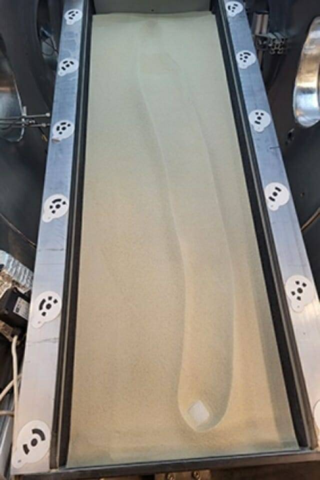 연구팀의 실험에서 바닥에 보이는 이산화탄소 얼음이 모래 위로 흔적을 남겼다. (출처=Lonneke Roelofs 외)