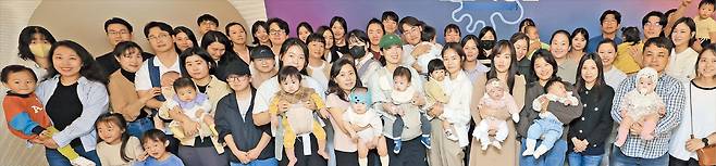 장경식 기자16일 경기도 고양시 일산차병원에서 열린 토크 콘서트에 참여한 난임 극복 부부와 임산부들이 함께 기념촬영하는 모습. 이날 어려움을 극복한 ‘선배 엄마’들은 후배 예비 엄마들과 자신들의 경험담을 공유했다.