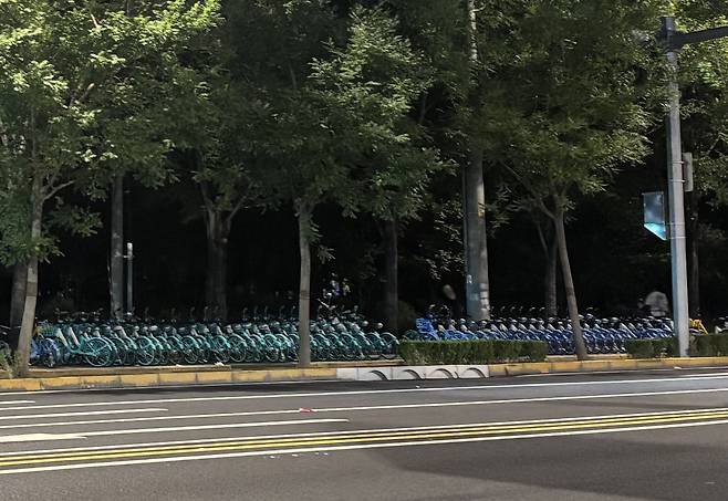 베이징 왕징소호 인근에 공유자전거가 줄세워져 있는 모습. 민트색은 택시 앱 디디(滴滴), 파란색은 결제·쇼핑 플랫폼 알리(Ali)가 운영한다. 실명 인증된 앱 이용자라면, 별도 앱 설치 없이 각각의 앱에서 QR코드 스캔으로 간편하게 이용할 수 있다. /베이징=이은영 특파원