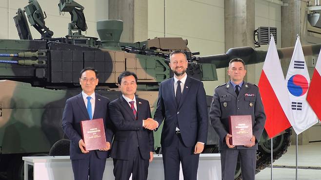 안규백(왼쪽 두번째) 국방부 장관이 1일 폴란드 글리비체에서 열린 K2 전차 2차 이행계약 서명식에 참석해 브와디스와프 코시니악-카미슈 폴란드 부총리 겸 국방장관과 악수하고 있다./국방부 제공