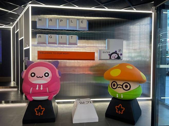 넥슨 상설 PC방 '메이플 아지트'에 '메이플스토리' 캐릭터 조형물이 설치돼 있다.ⓒ데일리안 이주은 기자