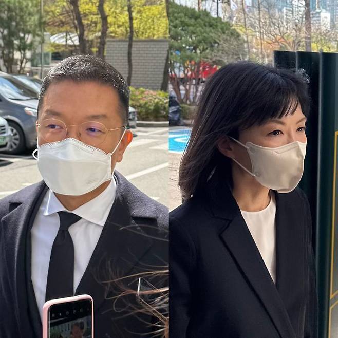 LG가 장녀 구연경 LG복지재단 대표(오른쪽)와 남편 윤관 블루런벤처스(BRV) 대표가 미공개 정보를 이용해 주식을 거래해 부당 이익을 취득한 혐의로 열린 첫 재판에 출석하고 있다.ⓒ데일리안 정인혁 기자