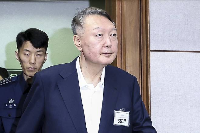 지난달 26일 서울 서초구 서울중앙지법에서 열린  공판에 출석한 윤석열 전 대통령. 사진공동취재단