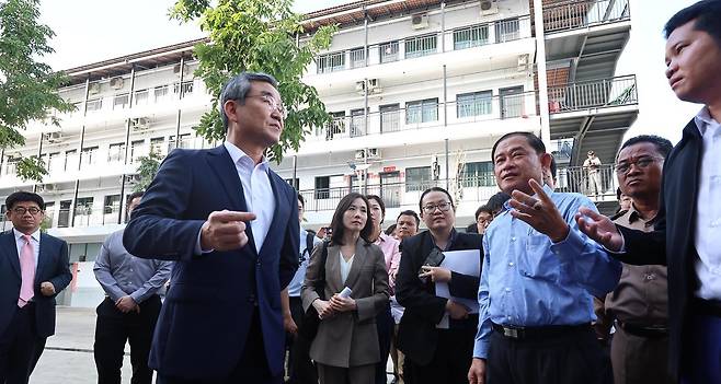 박성주 경찰청 국가수사본부장(왼쪽에서 두 번째)과 김진아 외교부 2차관(왼쪽에서 세 번째) 등 정부합동대응팀이 같은 날 태자단지를 찾아 현장을 점검하고 있다. 뉴스1