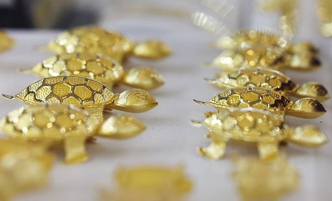 서울 종로구 귀금속 거리에서 시민들이 오가고 있다. /뉴스1