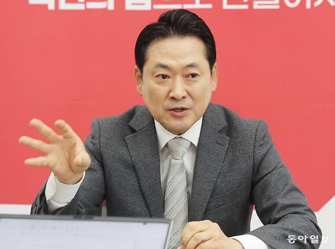 15일로 취임 50일을 맞은 국민의힘 장동혁 대표가 서울 여의도 국회 집무실에서 동아일보와 인터뷰를 하고 있다. 장 대표는 “당성(黨性)이 확실해야 공천받을 수 있는 시스템을 만들겠다”며 “당을 위해 열심히 해 온 분들과 일할 사람들을 공천하는 게 원칙”이라고 밝혔다. 장승윤 기자 tomato99@donga.com