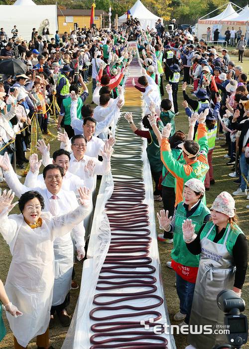이천시가 오는 22일부터 26일까지 이천농업테마공원에서 '제24회 이천쌀문화축제'를 개최한다. 사진은 지난해 행사에서 600m 가래떡을 뽑고 기념 촬영을 하고 있다.