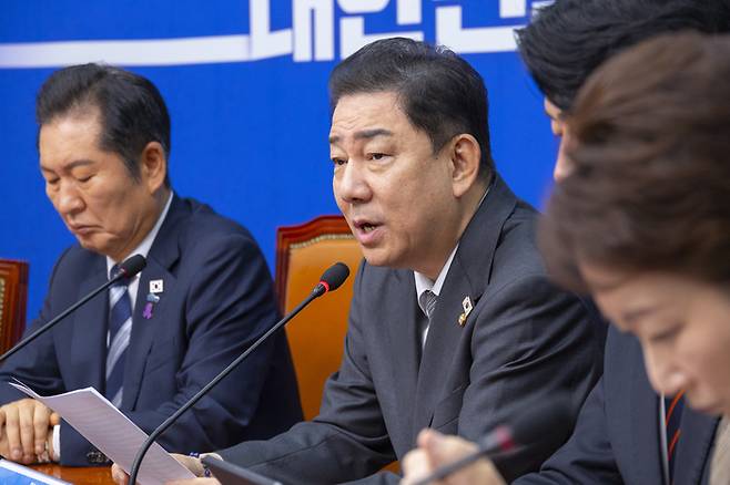 더불어민주당 김병기 원내대표가 17일 서울 여의도 국회에서 열린 최고위원회의에서 발언하고 있다. 연합뉴스