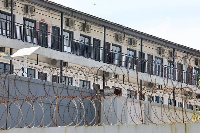 최근 캄보디아에서 한국인 대상 취업사기 및 감금 사건 등 각종 범죄에 연루된 사례가 수면 위로 드러나고 있다. 사진은 16일(현지시간) 캄보디아 프놈펜 인근 온라인스캠범죄단지로 알려진 태자단지. 뉴스1