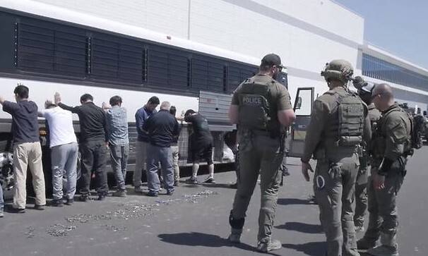 미국 이민 당국 요원들이 지난달 4일 미국 조지아주 현대차그룹-엘지(LG)에너지솔루션 합작 배터리 공장 건설 현장에서 한국인을 상대로 불법 체류자 단속을 벌이고 있는 모습. AP 연합뉴스