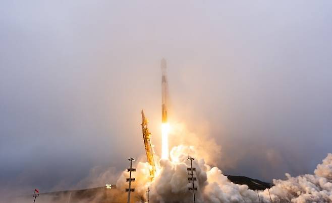 올해 2000번째 스타링크 위성을 실은 스페이스엑스의 팰컨9 로켓이 9월6일 캘리포니아 반덴버그우주군기지에서 이륙하고 있다. 스페이스엑스 제공