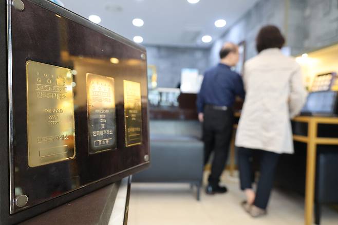 16일(미 동부시간) 로이터 통신에 따르면 금 현물 가격은 이날 오후 4시 7분 현재 전장 대비 2.6% 오른 온스당 4천316.99달러를 기록했다. 사진은 17일 서울 종로구 한국금거래소 종로본점에 놓인 전시용 골드바. 연합뉴스.