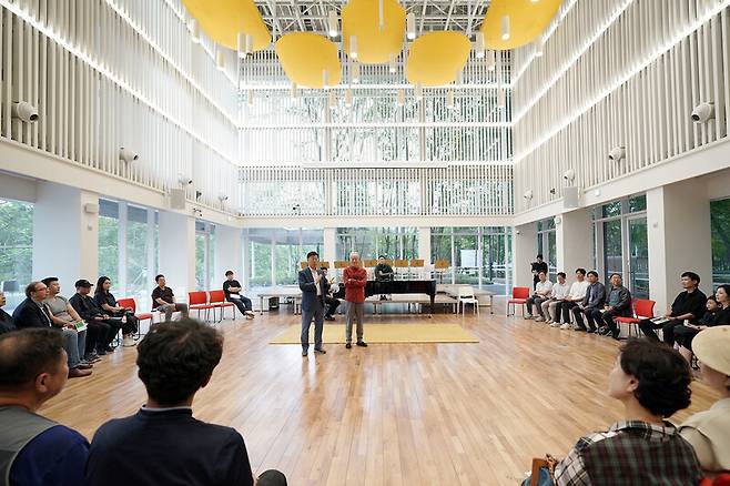 지난 9월5일 성남 물빛정원 뮤직홀 개관식에서 신상진 성남시장(사진 왼쪽)과 금난새 성남시 예술총감독이 뮤직홀을 시민들에게 소개하고 있다. 성남시 제공