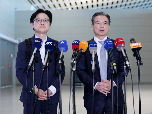 김용범(오른쪽) 대통령실 정책실장과 김정관 산업통상자원부 장관이 한미 관세 협상 후속 협의를 위해 16일 인천국제공항에서 워싱턴으로 출국하기 직전 취재진의 질문에 답하고 있다. 인천=뉴시스