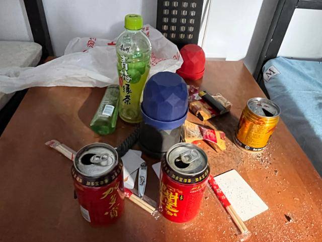 16일 캄보디아 따께우주에 위치한 초대형 범죄 단지 '태자 단지' 방에 마시던 음료 등이 어지럽게 놓여있다. 따께우=허경주 특파원