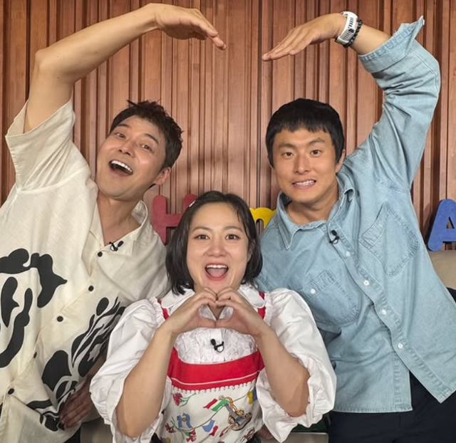 전현무(왼쪽)와 박나래(가운데), 기안84는 예능프로그램 '나 혼자 산다'에서 친남매처럼 지낸다. MBC 제공