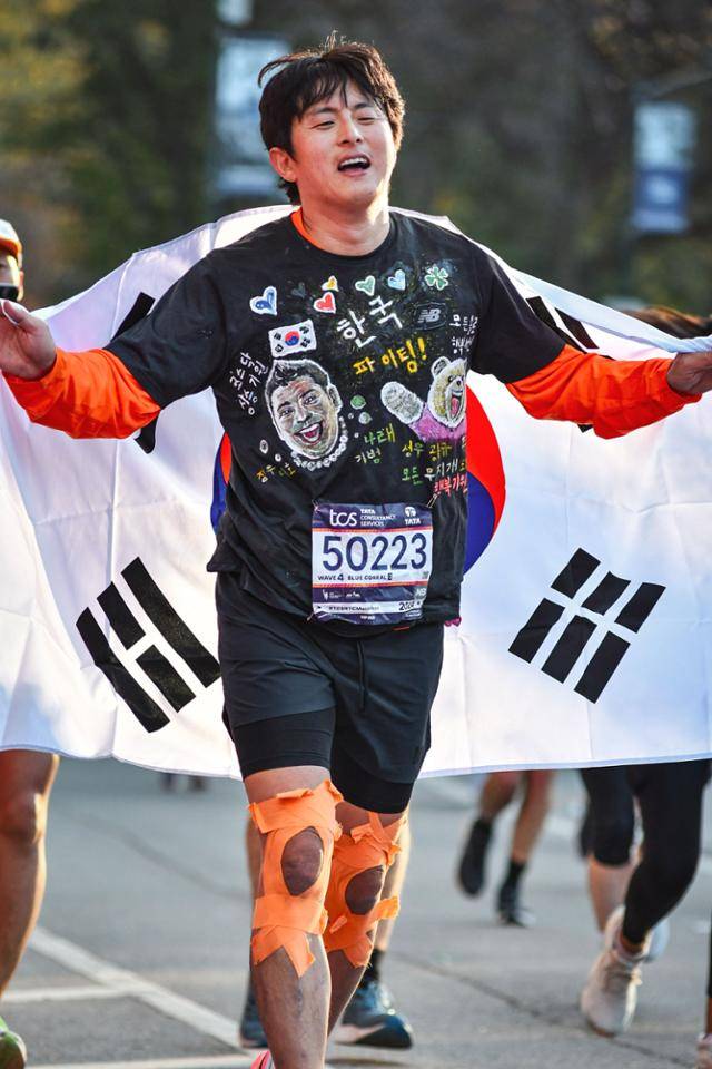 기안84가 지난해 미국 뉴욕에서 열린 마라톤 대회에 참석해 태극기를 들고 완주선으로 들어오고 있다. MBC 제공