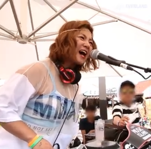 디제잉을 하고 있는 코미디언 박나래. 한화 유튜브 영상 캡처