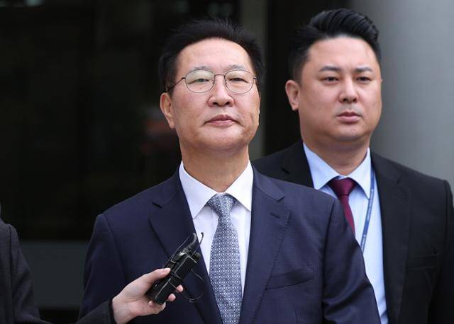 윤석열 전 대통령의 12·3 비상계엄 선포에 가담한 혐의를 받는 박성재 전 법무부 장관이 14일 서울 서초구 서울중앙지법에서 열린 구속 전 피의자 심문(영장실질심사)을 마친 뒤 법정을 나서고 있다. 뉴시스