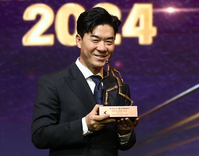 <yonhap photo-3547="">K리그 2024 대상 시상식에서 K리그1 감독상을 수상한 강원FC 윤정환 감독이 트로피와 함께 기념촬영을 하고 있다. 사진=연합뉴스</yonhap>