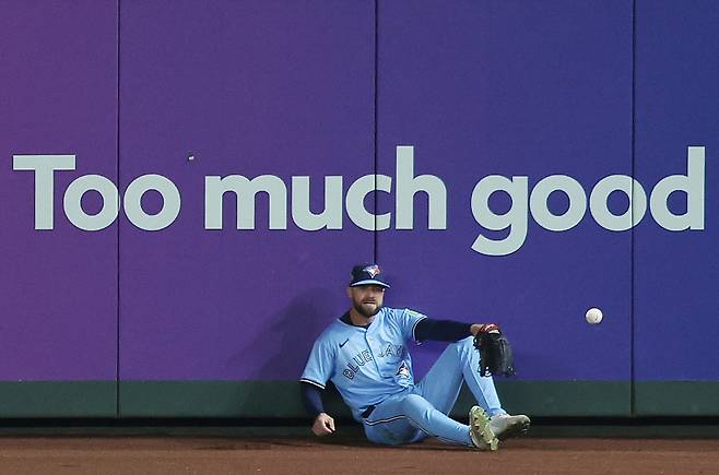 <yonhap photo-3998="">토론토 주축 타자 앤서니 산탄데르가 부상으로 아메리칸리그 챔피언십시리즈 26인 로스터에서 제외됐다. Photo by Aaron Josefczyk/UPI/2025-10-16 12:10:45/ <저작권자 ⓒ 1980-2025 ㈜연합뉴스. 무단 전재 재배포 금지, AI 학습 및 활용 금지></yonhap>