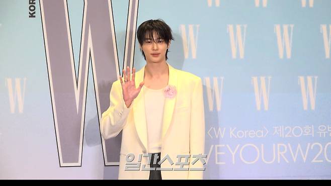 배우 변우석이 15일 오후 서울 종로구 포시즌스 호텔에서 열린 제20회 유방암 인식 향상 캠페인 자선 행사 'LOVR YOUR' 포토월에 참석했다. 정다이 기자 diana23@edaily.co.kr