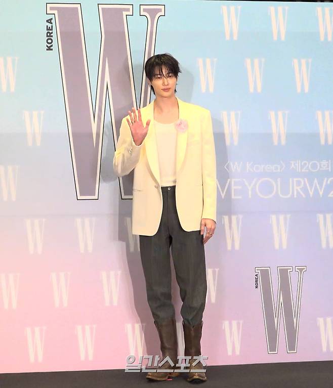 배우 변우석이 15일 오후 서울 종로구 포시즌스 호텔에서 열린 제20회 유방암 인식 향상 캠페인 자선 행사 'LOVR YOUR' 포토월에 참석했다. 정다이 기자 diana23@edaily.co.kr