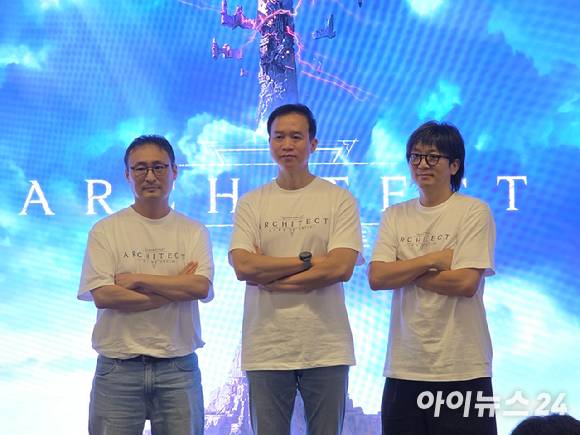 (왼쪽부터) 김민규 드림에이지 사업실장, 박범진 아쿠아트리 대표, 정우용 드림에이지 대표가  지난 15일 서울 중구 젠지게이밍익스피리언스에서 열린 '아키텍트: 랜드 오브 엑자일' 미디어 시연회에서 포즈를 취하고 있다. [사진=박정민 기자]