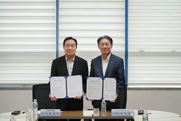 황광주 ㈜씨엠비대구방송 사장과 배기철 대구행복진흥원 이사장(왼쪽부터)이 협약서를 들어보이고 있다 [사진=대구행복진흥사회서비스원]